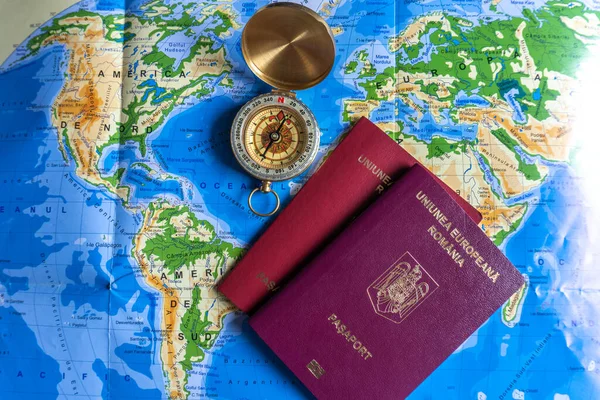 旅行のためのパスポートと地図地図地図古いコンパス — ストック写真