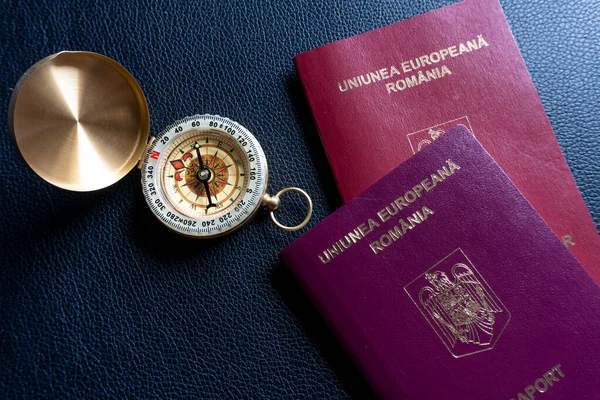 Passaportes Para Viagem Bússola Velha — Fotografia de Stock