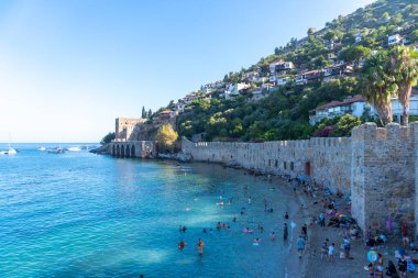 Türkiye 'nin Alanya kıyısındaki sahilin muhteşem manzarası. Harika bir kıyı şeridi. Antik tersane Türkiye 'de popüler bir turizm merkezi..