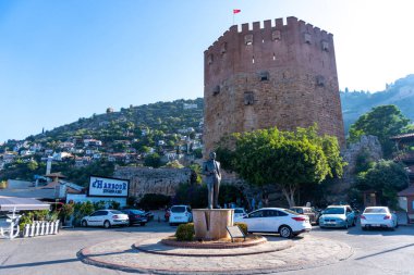 Alanya yarımadasındaki Kizil Kule kulesi, Antalya ilçesi, Türkiye, Asya. Yüksek dağları olan ünlü bir turizm merkezi. Eski Kale 'nin bir parçası