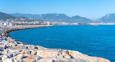Türkiye 'nin Alanya kıyısındaki sahilin muhteşem manzarası. Harika bir kıyı şeridi. Antik tersane Türkiye 'de popüler bir turizm merkezi..