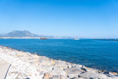 Türkiye 'nin Alanya kıyısındaki sahilin muhteşem manzarası. Harika bir kıyı şeridi. Antik tersane Türkiye 'de popüler bir turizm merkezi..