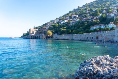 Türkiye 'nin Alanya kıyısındaki sahilin muhteşem manzarası. Harika bir kıyı şeridi. Antik tersane Türkiye 'de popüler bir turizm merkezi..