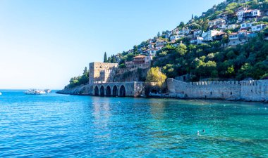 Türkiye 'nin Alanya kıyısındaki sahilin muhteşem manzarası. Harika bir kıyı şeridi. Antik tersane Türkiye 'de popüler bir turizm merkezi..