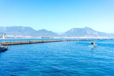 Türkiye 'nin Alanya kıyısındaki sahilin muhteşem manzarası. Harika bir kıyı şeridi. Antik tersane Türkiye 'de popüler bir turizm merkezi..