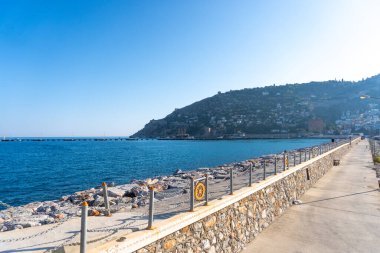 Türkiye 'nin Alanya kıyısındaki sahilin muhteşem manzarası. Harika bir kıyı şeridi. Antik tersane Türkiye 'de popüler bir turizm merkezi..