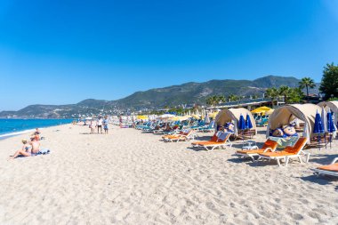 Alanya yarımadasının deniz ve kayalarıyla Kleopatra Plajı - Antalya, Türkiye