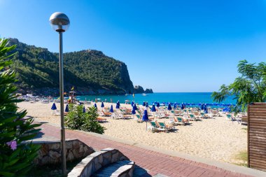Alanya yarımadasının deniz ve kayalarıyla Kleopatra Plajı - Antalya, Türkiye