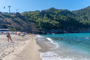 Alanya yarımadasının deniz ve kayalarıyla Kleopatra Plajı - Antalya, Türkiye