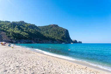 Alanya yarımadasının deniz ve kayalarıyla Kleopatra Plajı - Antalya, Türkiye