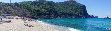 Alanya yarımadasının deniz ve kayalarıyla Kleopatra Plajı - Antalya, Türkiye