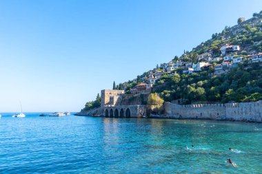 Türkiye 'nin Alanya kıyısındaki sahilin muhteşem manzarası. Harika bir kıyı şeridi. Antik tersane Türkiye 'de popüler bir turizm merkezi..