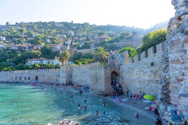 Türkiye 'nin Alanya kıyısındaki sahilin muhteşem manzarası. Harika bir kıyı şeridi. Antik tersane Türkiye 'de popüler bir turizm merkezi..