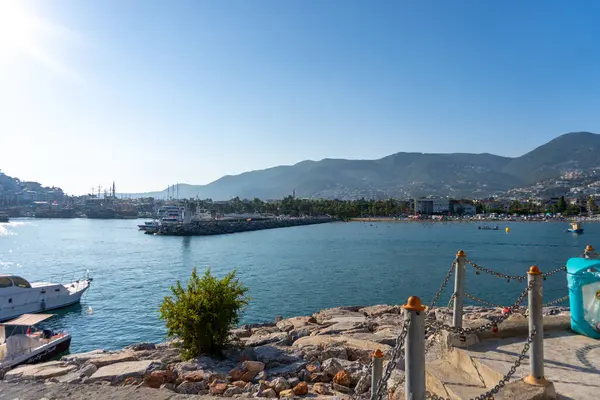在土耳其阿拉亚海岸的海滩上 景色非常迷人 惊人的海岸线 古老的造船厂是土耳其最受欢迎的旅游胜地 — 图库照片