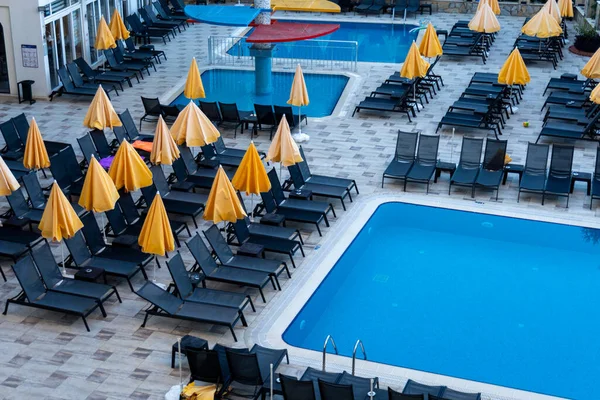 Güzel Lüks Şemsiye Sandalye Açık Yüzme Havuzunda Otel Resort Çevresinde — Stok fotoğraf