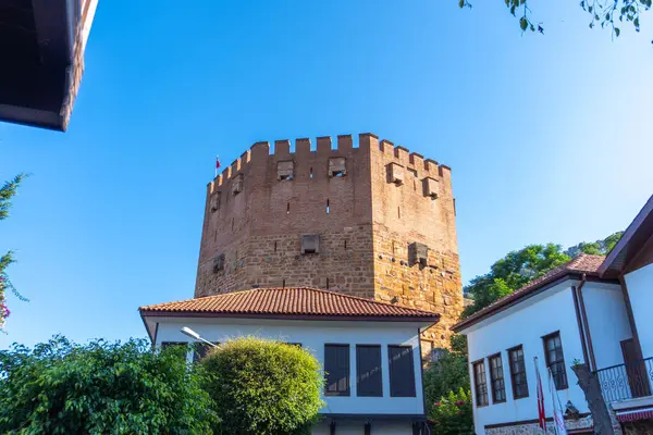 Alanya yarımadasındaki Kizil Kule kulesi, Antalya ilçesi, Türkiye, Asya. Yüksek dağları olan ünlü bir turizm merkezi. Eski Kale 'nin bir parçası