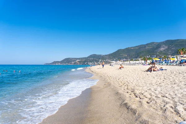 Alanya yarımadasının deniz ve kayalarıyla Kleopatra Plajı - Antalya, Türkiye