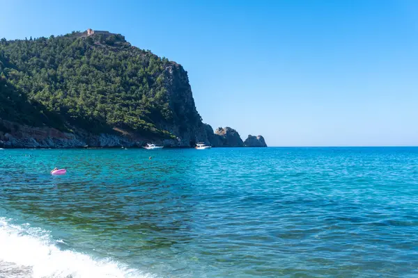 Alanya Yarımadasının Deniz Kayalarıyla Kleopatra Plajı Antalya Türkiye — Stok fotoğraf
