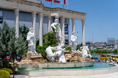 Antalya Türkiye 'deki bir alışveriş merkezinin önünde çeşmeli heykeller