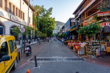 Bir Türk tatil köyünde sokak manzarası, evler, dükkanlar