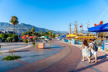 Bir Türk tatil köyünde sokak manzarası, evler, dükkanlar