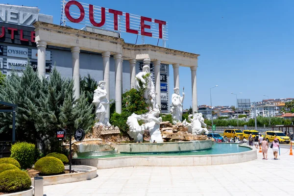 Antalya Türkiye 'deki bir alışveriş merkezinin önünde çeşmeli heykeller