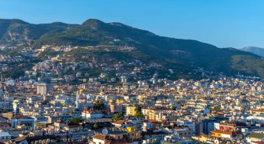 Alanya, Antalya - Türkiye 08 11 11 2023: Şehir kıyısı ve modern limana bakan Alanya