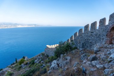 Alanya, Antalya - Türkiye 10 08 2023: Kale duvarı güzel deniz manzarası