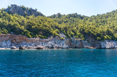 Deniz dalgaları ve muhteşem kayalık sahil dalışı yeri Alanya Turkey