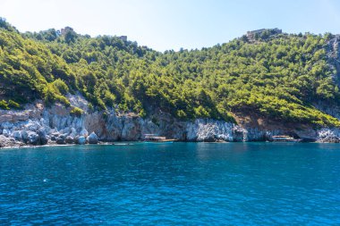 Deniz dalgaları ve muhteşem kayalık sahil dalışı yeri Alanya Turkey