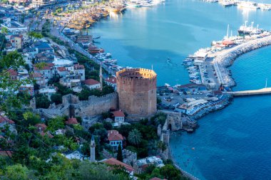 Alanya, Antalya - Türkiye 10 08 2023: Günbatımında Alanya Eski Liman Kırmızı Kulesi manzaralı