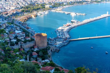 Alanya, Antalya - Türkiye 10 08 2023: Günbatımında Alanya Eski Liman Kırmızı Kulesi manzaralı