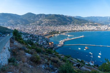 Alanya, Antalya - Türkiye 08 11 11 2023: Şehir kıyısı ve modern limana bakan Alanya