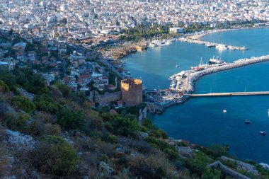 Alanya, Antalya - Türkiye 08 11 11 2023: Şehir kıyısı ve modern limana bakan Alanya