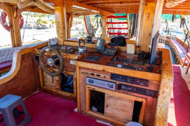 Alanya, Antalya - Türkiye 10 08 2023: Ahşap gemi kontrol paneli Büyük bir motorlu teknenin içini kapatın. Direksiyon ve motor kontrolleri