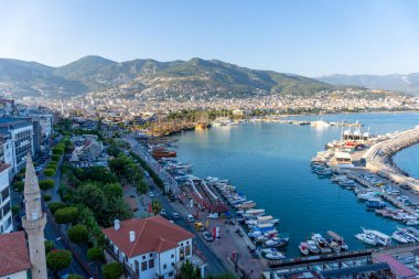 Alanya, Antalya - Türkiye 08 11 11 2023: Şehir kıyısı ve modern limana bakan Alanya