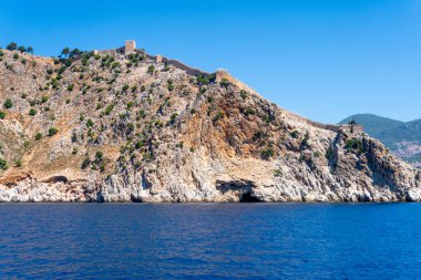 Deniz dalgaları ve muhteşem kayalık sahil dalışı yeri Alanya Turkey