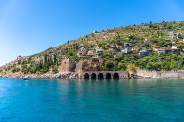 Alanya, Antalya - Türkiye 10 08 2023: Günbatımında Alanya Eski Liman Kırmızı Kulesi manzaralı