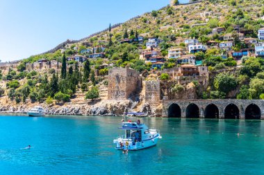 Alanya, Antalya - Türkiye 10 08 2023: Günbatımında Alanya Eski Liman Kırmızı Kulesi manzaralı