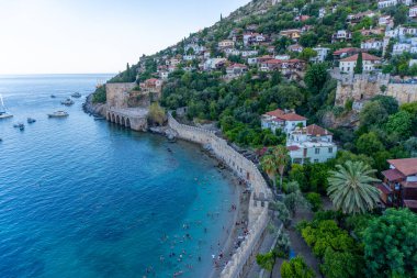 Alanya, Antalya - Türkiye 10 08 2023: Günbatımında Alanya Eski Liman Kırmızı Kulesi manzaralı
