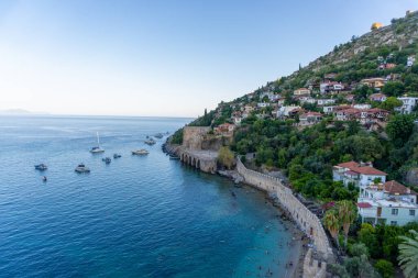 Alanya, Antalya - Türkiye 10 08 2023: Günbatımında Alanya Eski Liman Kırmızı Kulesi manzaralı