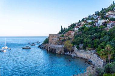 Alanya, Antalya - Türkiye 10 08 2023: Günbatımında Alanya Eski Liman Kırmızı Kulesi manzaralı