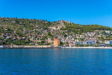 Alanya, Antalya - Türkiye 10 08 2023: Günbatımında Alanya Eski Liman Kırmızı Kulesi manzaralı