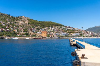 Alanya, Antalya - Türkiye 10 08 2023: Günbatımında Alanya Eski Liman Kırmızı Kulesi manzaralı