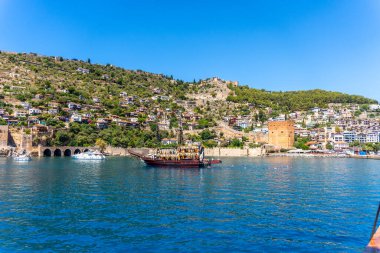 Alanya, Antalya - Türkiye 10 08 2023: Günbatımında Alanya Eski Liman Kırmızı Kulesi manzaralı