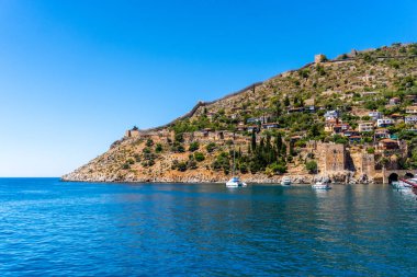 Alanya, Antalya - Türkiye 10 08 2023: Günbatımında Alanya Eski Liman Kırmızı Kulesi manzaralı