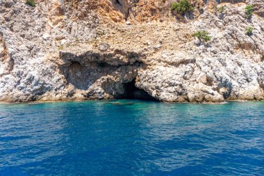 Mağara Denizi dalgaları ve muhteşem kayalık sahil dalışı yeri Alanya Turkey