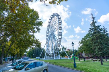Büyük, uzun, beyaz dönme dolap Mükemmel mavi gökyüzünün önünde