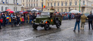 Arad, Arad - Romanya - 01.01.2024: ARO M461 eski askeri kamyonet ulusal geçit töreninde