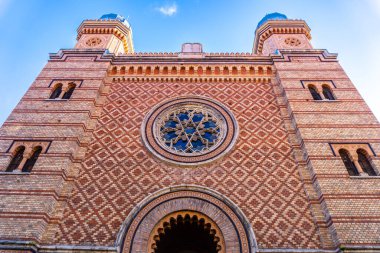 Timisoara, Romanya 17 Ocak 2024: Timisoara Yahudi Kilisesi Hisar 'daki sinagog 1863-1865 yılları arasında Berberi unsurlarıyla birlikte seçici bir tarzda inşa edildi..